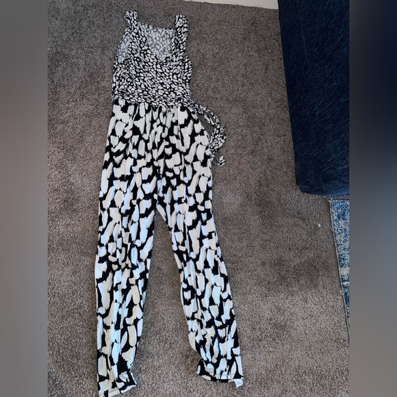 Patterned jumpsuit size medium - Picture 3 of 7